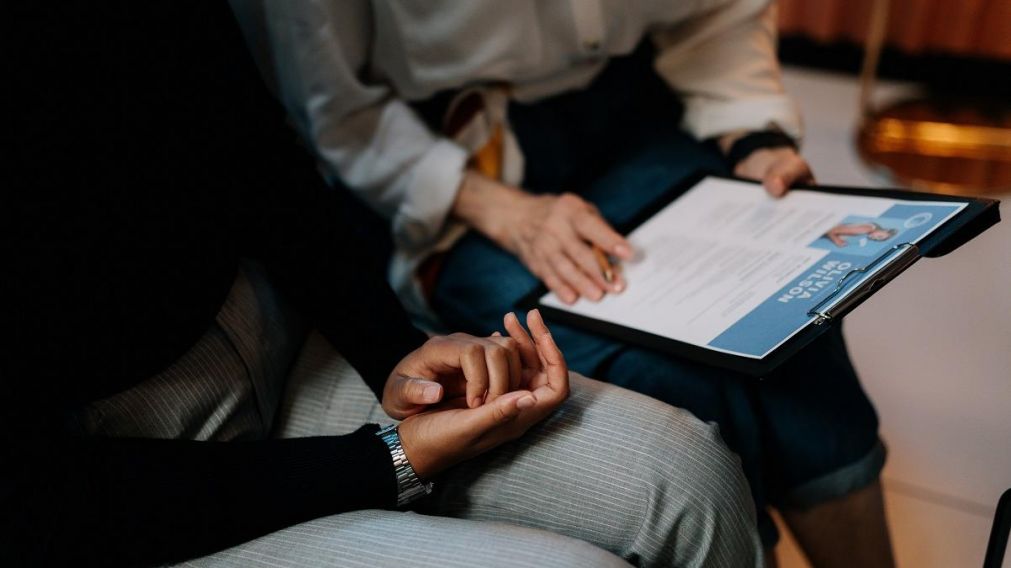 La joven aseguró haberse sentido humillada por la empresa y reconoció que desconoce los motivos de su respuesta.