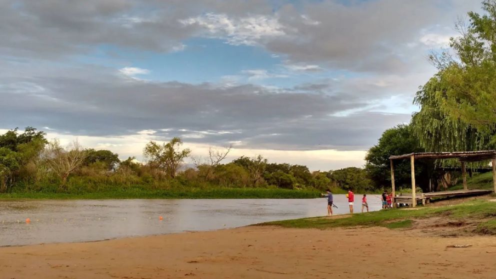 Un rincón tranquilo a orillas del río, ideal para disfrutar de la naturaleza, paseos al aire libre y momentos en familia.