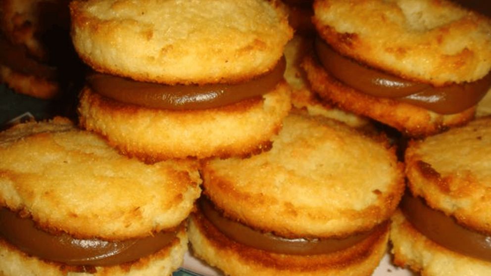 Alfajores de coco y dulce de leche: una receta práctica que te salva en pocos minutos.