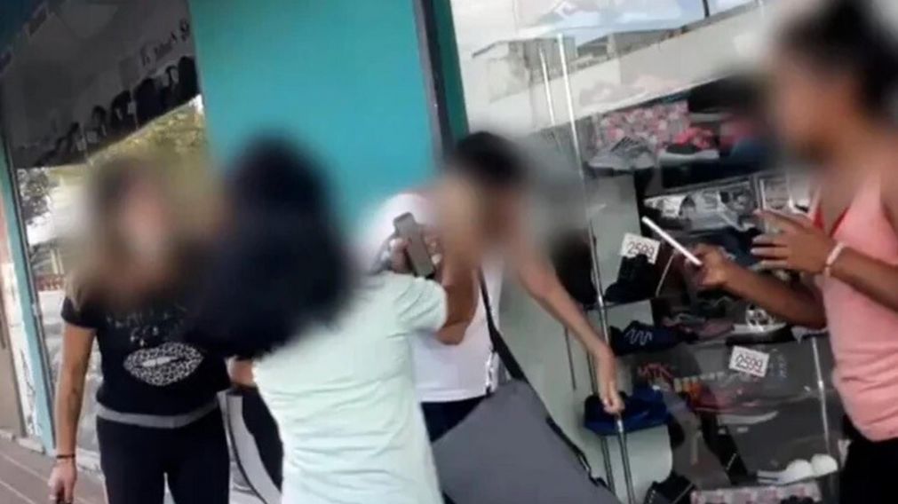 La madre de la menor lo esperó al presunto acosador junto a un grupo de vecinas, y lo atacaron a golpes.